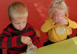 Dzieci mieszają sól w wodzie-prowadzą obserwacje
